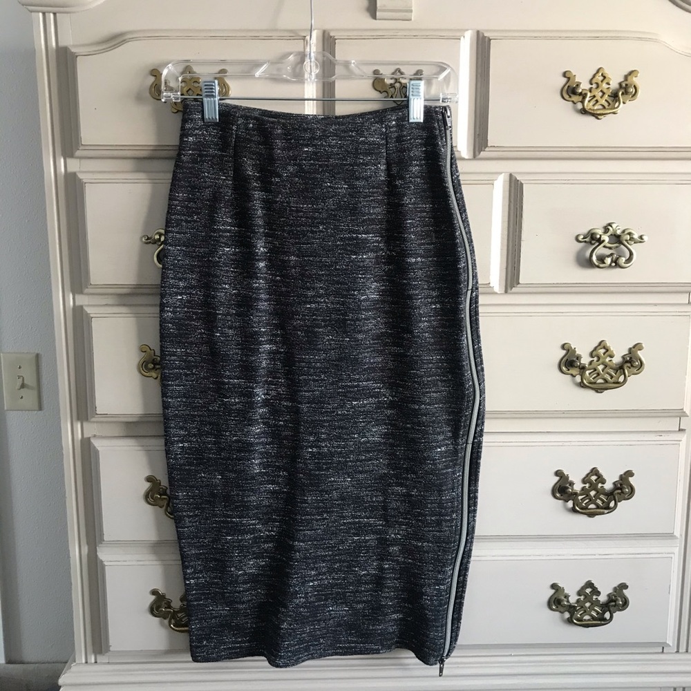 Fitted side zip skirt